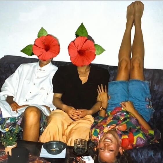 Illustratie bij blog: ik voel me anders dan anderen. Joyce op de kop op bank.